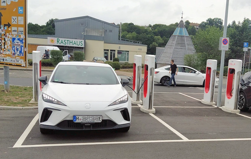 MG4 Electric am Tesla Supercharger in Kirchheim