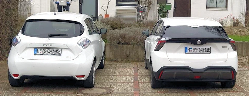 MG4 Electric und Renault ZOE nebeneinander von hinten