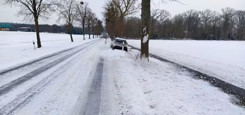 Blick von hinten auf den MG4 nach dem Unfall