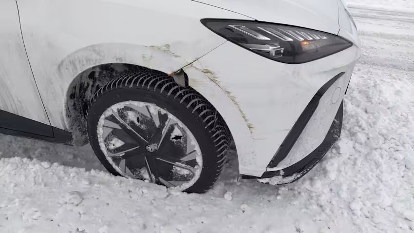 Unfallschäden am MG4-Kotflügel